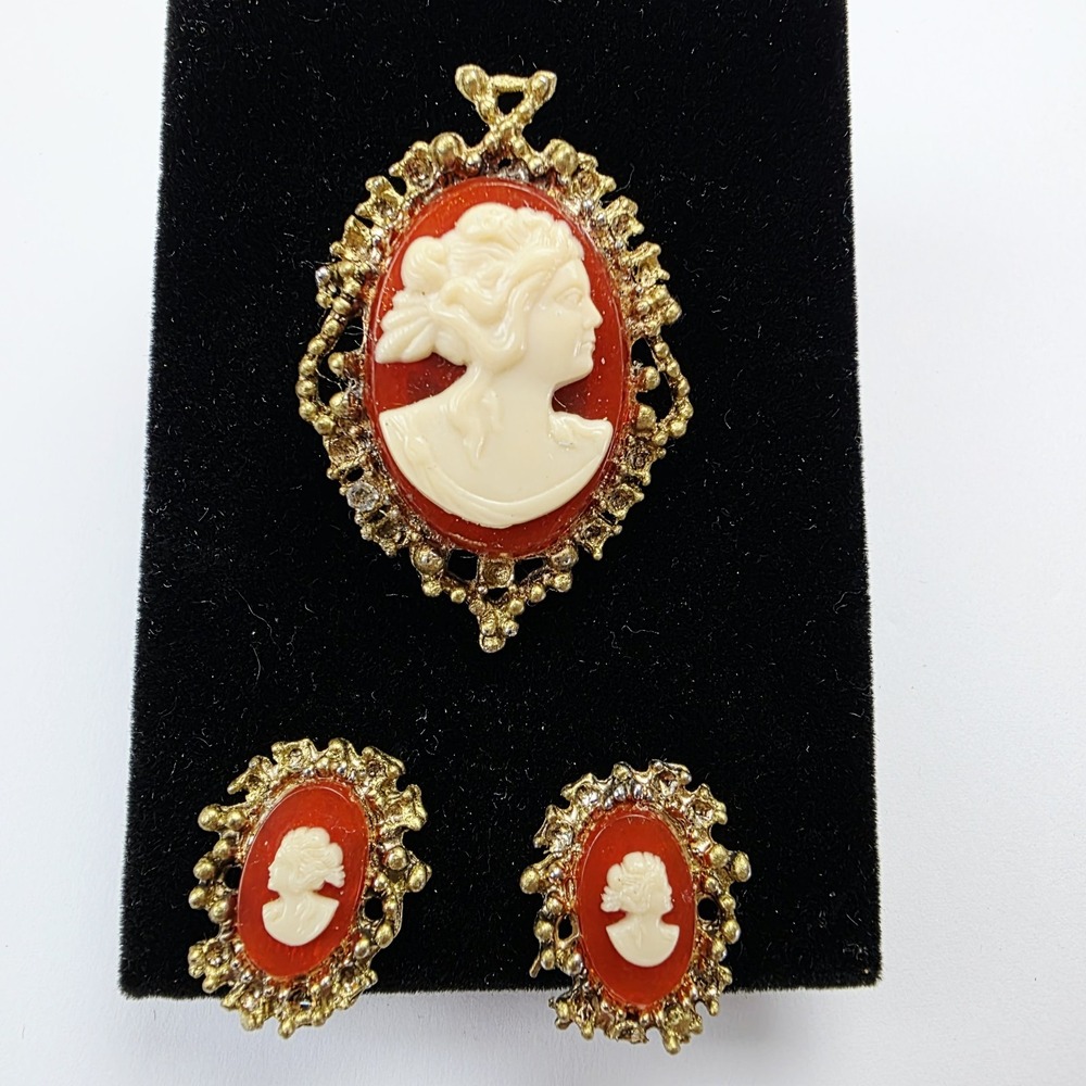 Vintage Cameo Brooch or Pendant and Screw Back Earrings Set Gold Tone Frame - Picture 1 of 8